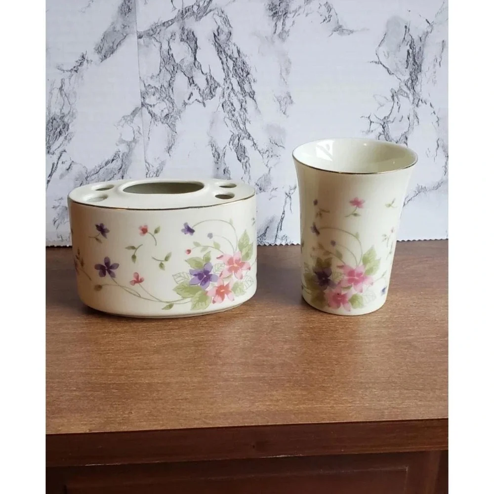 Bathroom set. Vintage, floral print